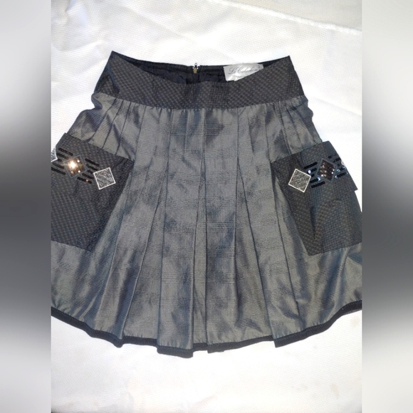 le cabochon Dresses & Skirts - Le Cabochon Plaid Pleated skirt, gray size 6, great condition, made in Italy